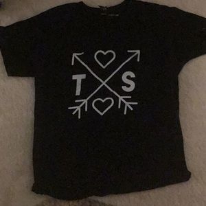 Taylor swift black shirt